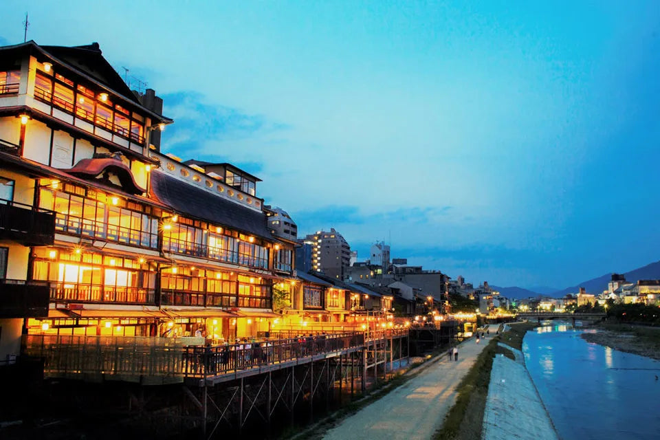 kamogawa.webp夕涼み浴衣プラン|WA・KKAキモノレンタルとオムスビのお店|夏の京都旅行|納涼祭|七夕祭り|祇園祭|五山送り火